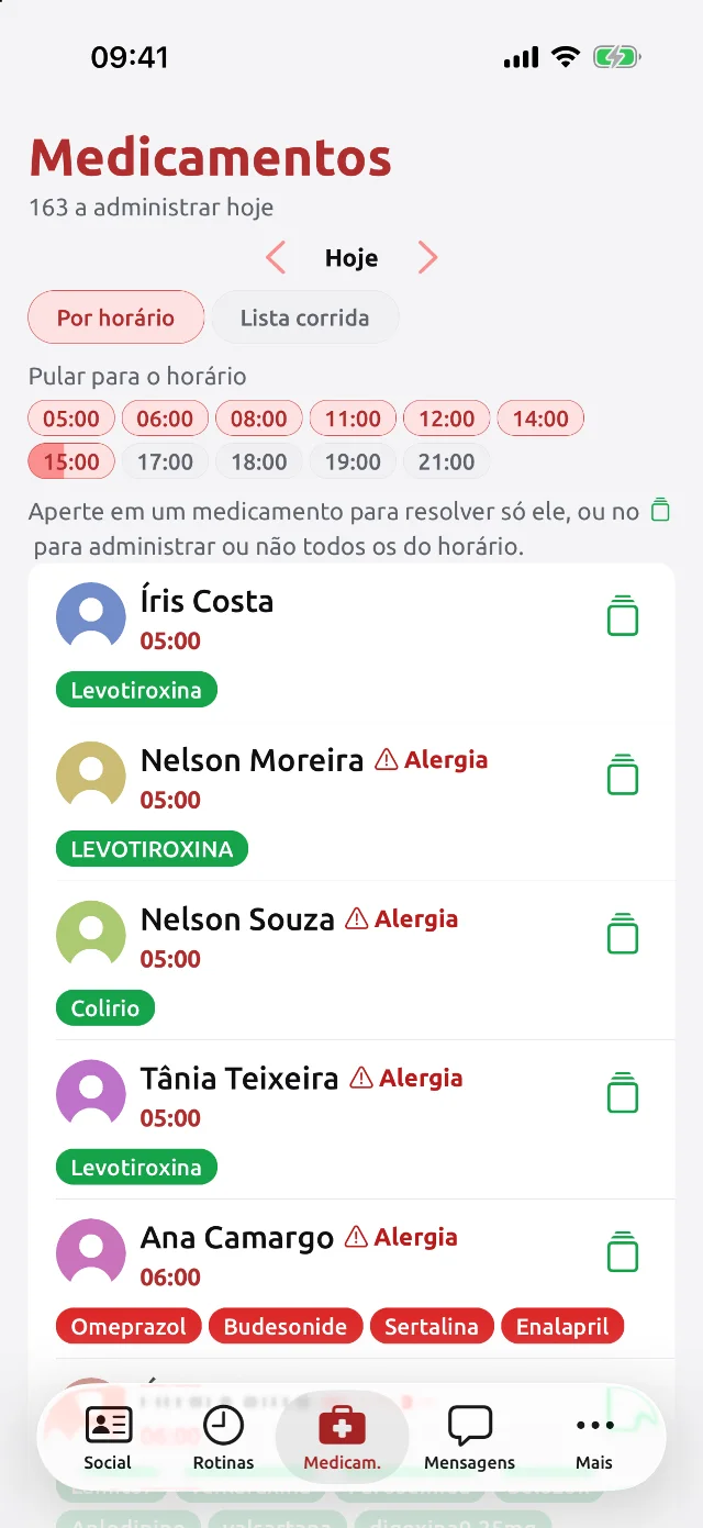 App do cuidador com a lista de medicamentos por horário, o nome de cada residente e a marcação de alergia